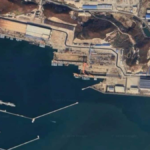 Çin'deki Huludao Tersanesi'ndeki binaları ve rıhtımları gösteren uydu görüntüsü / © Google Maps